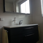 Badezimmer 8 Waschbecken und Spiegel