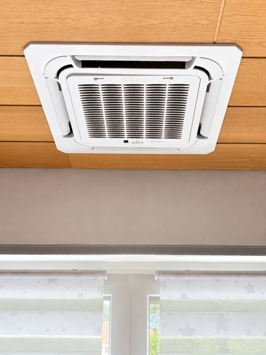 Fertig montierte Deckeneinheit einer Klimaanlage