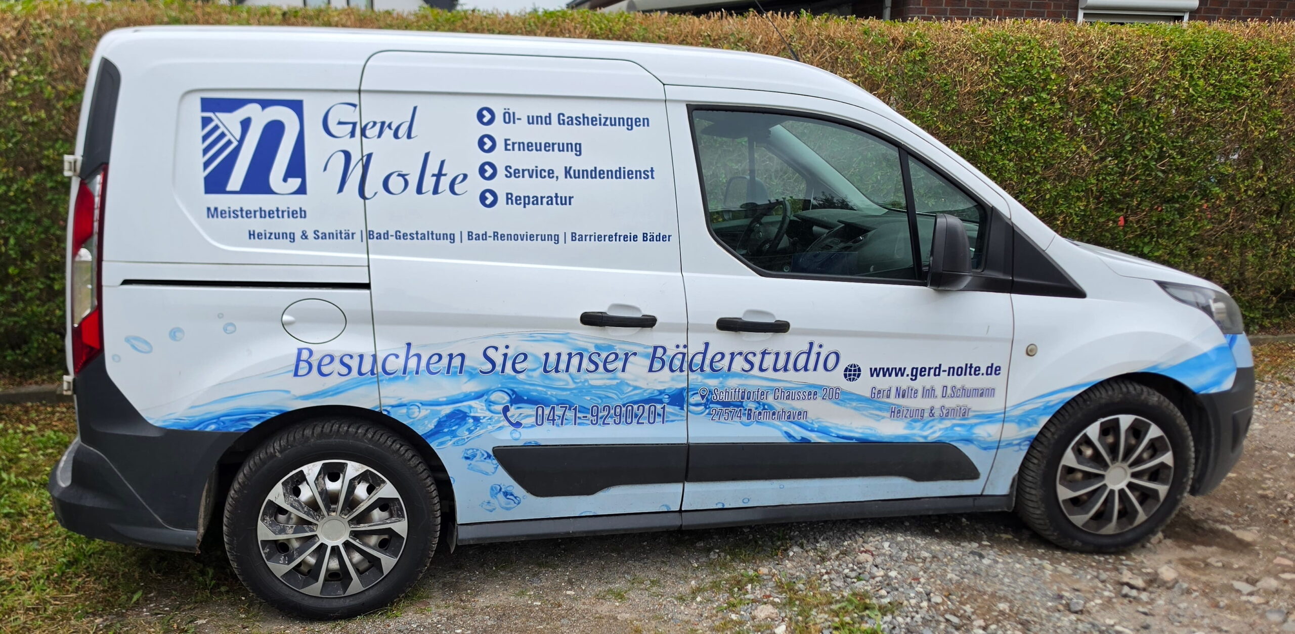 Firmenfahrzeug mit der blauen Welle im Fahrzeugdesign