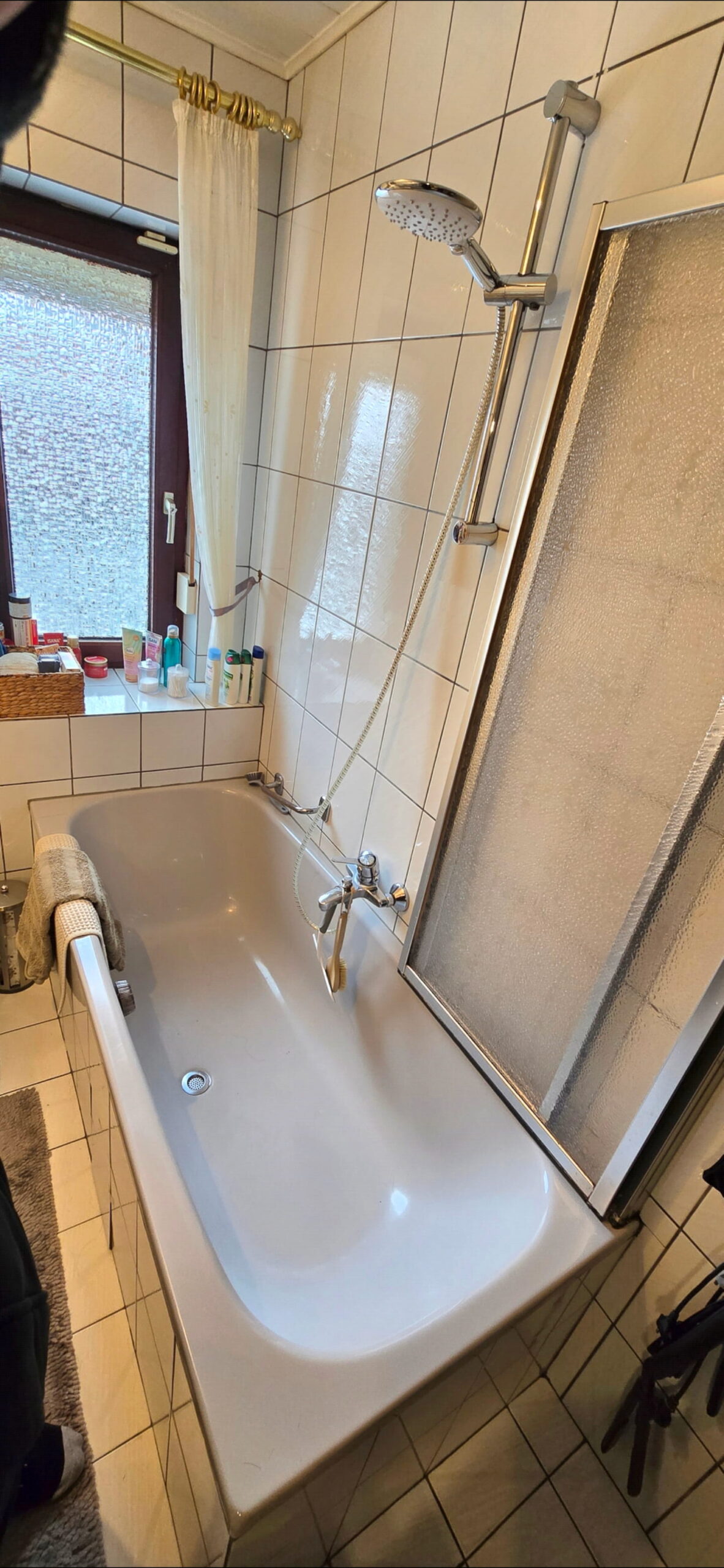 Badezimmer mit alter Badewanne vor dem Umbau